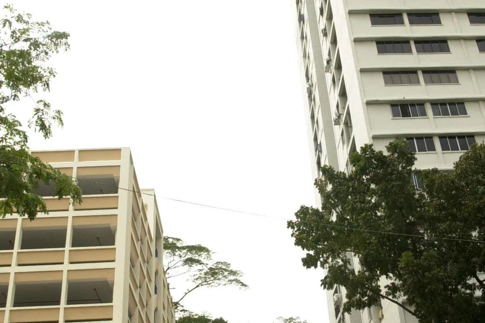 LANGGAR ATURAN: Dua ejen hartanah didenda kerana memasarkan flat yang tidak memenuhi Tempoh Penginapan Minimum (MOP) lima tahun seperti yang disyaratkan HDB. 
