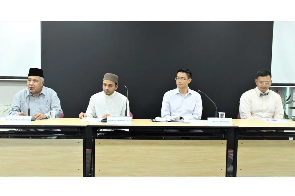 SIDANG AKHBAR: (Dari kiri) Anggota Jawatankuasa Fatwa, Ustaz Haji Ali Haji Mohamed; Mufti Dr Nazirudin Mohd Nasir; Ketua Eksekutif Muis, Encik Esa Masood; dan Presiden Persatuan Karyawan Penjagaan Kesihatan Islam (MHPA), Dr Zuraimi Mohamed Dahlan semalam. - Foto MUIS