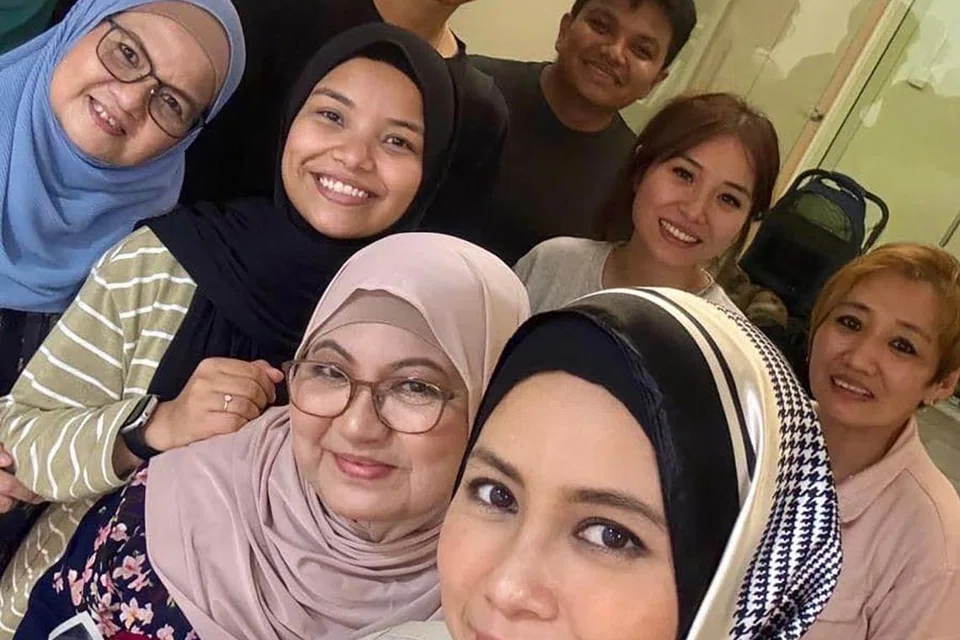 SALING MEMBANTU: Anak-anak saudara Cik Zaiton, termasuk Cik Nazlin (depan), membantu mengemas barangan dan perabot di rumah lama untuk diberikan kepada mereka yang dapat memanfaatkannya.
