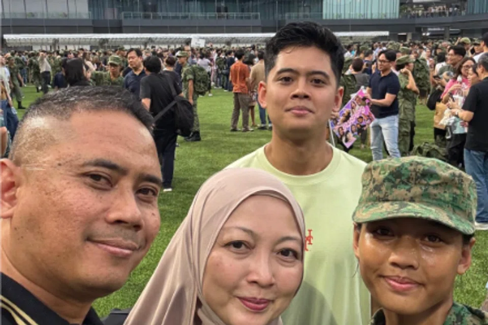  2LT Aleena Aidil (kanan) mendapat sokongan daripada bapanya, Mejar (Bersara) Aidil Juma’at (kiri); ibunya yang ingin dikenali sebagai Cik Siti Hawalia; dan abangnya, Sarjan 3 A’qil Aidil.