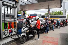 Seorang pekerja mengisi minyak sebuah motosikal ketika para penunggang beratur di sebuah stesen minyak susulan jangkaan kenaikan harga bahan api akibat konflik antara Amerika Syarikat dan Israel dengan Iran, di Quezon City, Metro Manila, Filipina, pada 9 Mac 2026.  