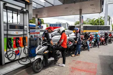 Seorang pekerja mengisi minyak sebuah motosikal ketika para penunggang beratur di sebuah stesen minyak susulan jangkaan kenaikan harga bahan api akibat konflik antara Amerika Syarikat dan Israel dengan Iran, di Quezon City, Metro Manila, Filipina, pada 9 Mac 2026.  