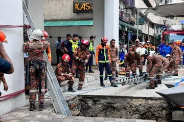 Pegawai bomba kelihatan menjalankan operasi mencari dan menyelamat di Jalan Masjid India, selepas seorang wanita dilaporkan terjatuh dalam lubang tanah jerlus.