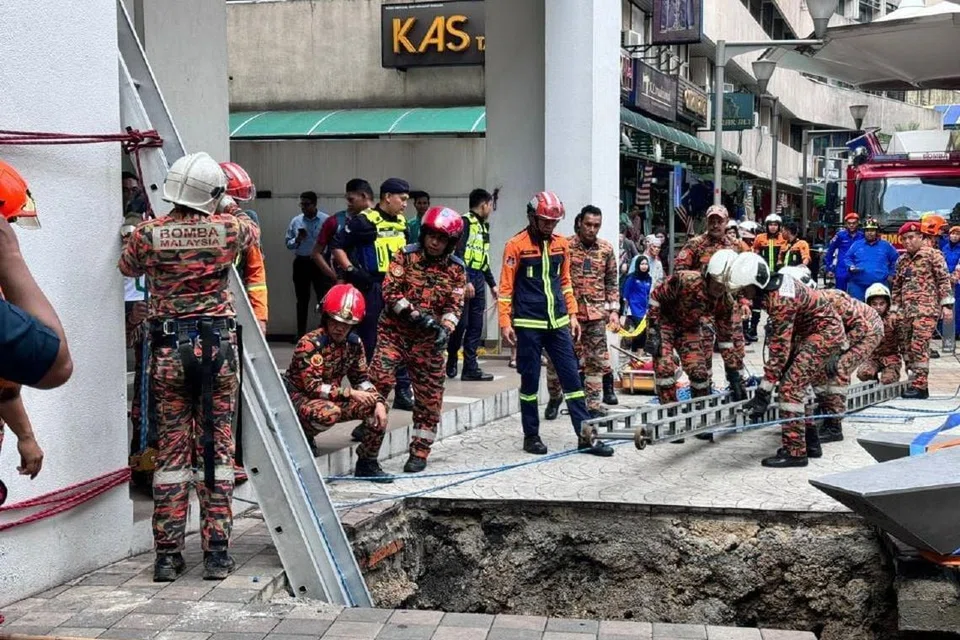 Pegawai bomba kelihatan menjalankan operasi mencari dan menyelamat di Jalan Masjid India, selepas seorang wanita dilaporkan terjatuh dalam lubang tanah jerlus.