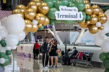 DIBUKA SEMULA: Terminal 4 Lapangan Terbang Changi menerima semula penumpang ketika ia dibuka semula semalam. Sebelum ini, operasi di Terminal 4 telah digantung pada Mei 2020 berikutan penurunan mendadak dalam perjalanan udara yang disebabkan oleh pandemik Covid-19. - Foto ZAOBAO