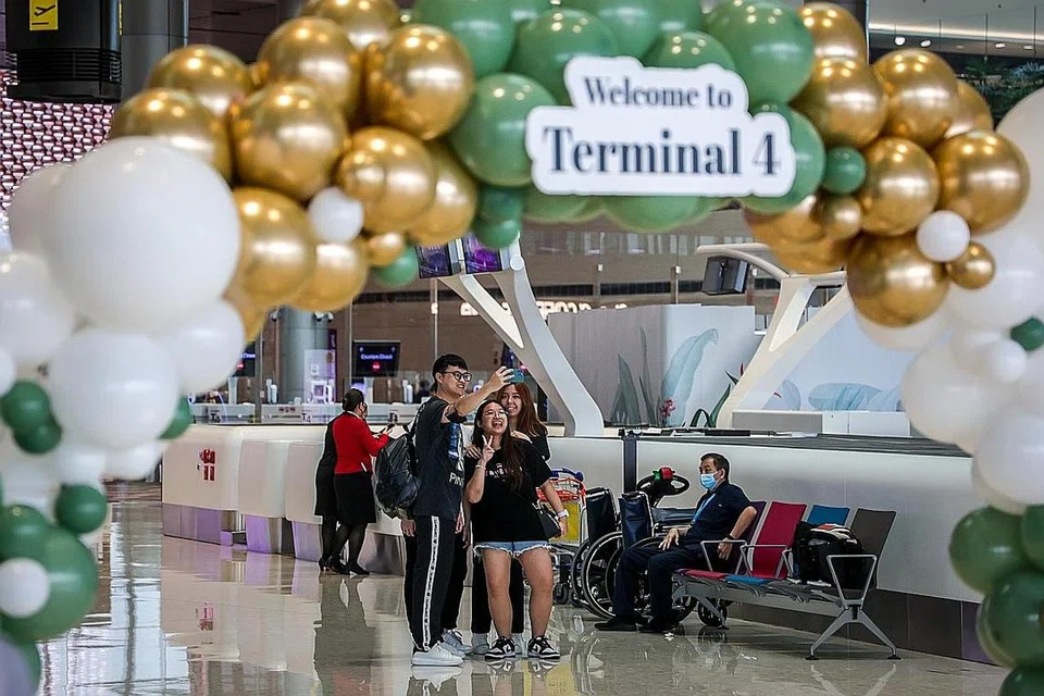 DIBUKA SEMULA: Terminal 4 Lapangan Terbang Changi menerima semula penumpang ketika ia dibuka semula semalam. Sebelum ini, operasi di Terminal 4 telah digantung pada Mei 2020 berikutan penurunan mendadak dalam perjalanan udara yang disebabkan oleh pandemik Covid-19. - Foto ZAOBAO