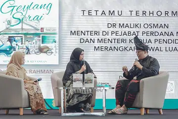 KONGSI PENGALAMAN: Cik Dewani Abbas (kiri) dan Encik Djohan Abdul Rahman mengongsi pengalaman mereka menulis buku kedua dan ketiga dalam siri buku Cerita di Geylang Serai yang dilancarkan semalam. Bersama mereka ialah hos acara, Fiza O. - Foto BH oleh NUR DIYANA TAHA