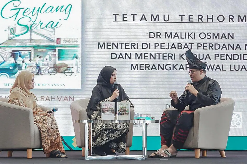 KONGSI PENGALAMAN: Cik Dewani Abbas (kiri) dan Encik Djohan Abdul Rahman mengongsi pengalaman mereka menulis buku kedua dan ketiga dalam siri buku Cerita di Geylang Serai yang dilancarkan semalam. Bersama mereka ialah hos acara, Fiza O. - Foto BH oleh NUR DIYANA TAHA