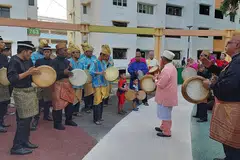 TERUS PERTAHANKAN SENI: Sedang banyak kumpulan kompang menerapkan unsur dan rentak moden dalam alunan paluan kompang mereka, Pehaks yang diterajui presidennya, Encik Jamaludin Idris (beraju merah jambu) mengekalkan irama aslinya. Gambar diambil tahun lalu semasa satu majlis persandingan. - Foto PEHAKS