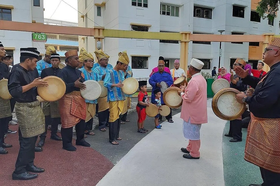 TERUS PERTAHANKAN SENI: Sedang banyak kumpulan kompang menerapkan unsur dan rentak moden dalam alunan paluan kompang mereka, Pehaks yang diterajui presidennya, Encik Jamaludin Idris (beraju merah jambu) mengekalkan irama aslinya. Gambar diambil tahun lalu semasa satu majlis persandingan. - Foto PEHAKS