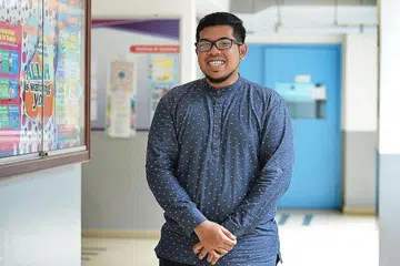 LEBIH FAHAMI CABARAN MASYARAKAT: Ustaz Ali Mukmin kini lebih memahami keperluan dan cabaran masyarakat selepas mengikuti lawatan pembelajaran ke institusi seperti penjara, serta menyertai program bekerja sambil belajar di Masjid Al-Iman. - Foto BM oleh KELLY HUI