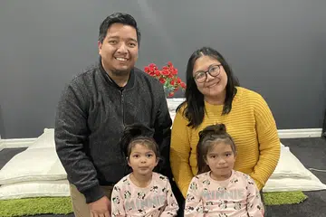 KELUARGA BAHAGIA: Encik Zaidi Ghazali (kiri) bersama isteri, Cik Aslinda Bakiah Duriban dan anak-anak mereka, Aila (kiri) dan Arya. 