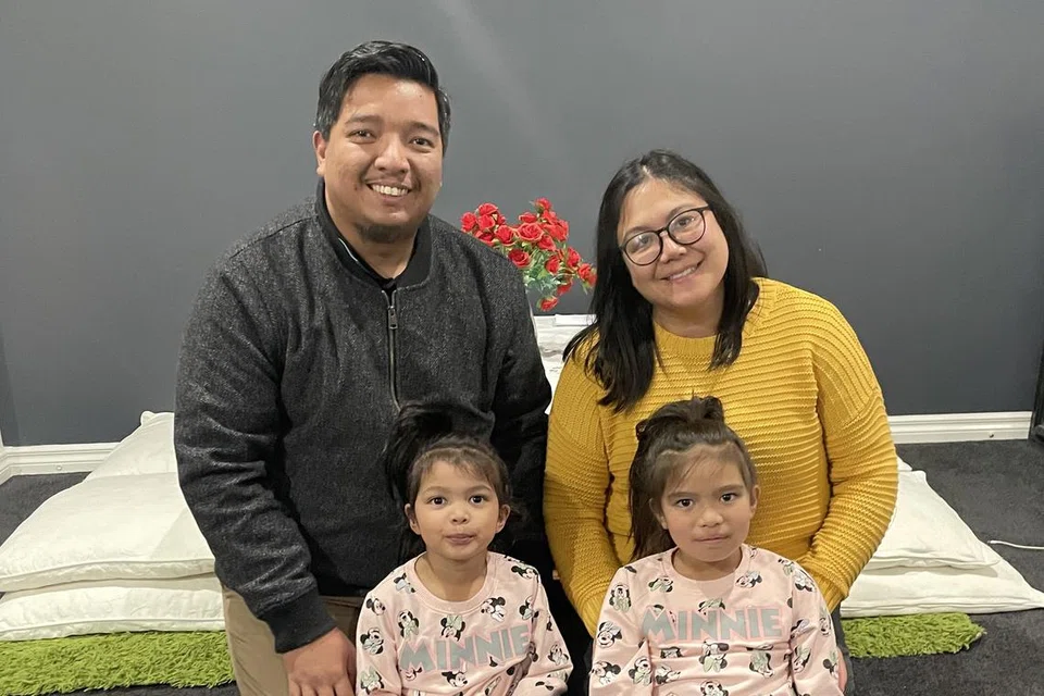 KELUARGA BAHAGIA: Encik Zaidi Ghazali (kiri) bersama isteri, Cik Aslinda Bakiah Duriban dan anak-anak mereka, Aila (kiri) dan Arya. 