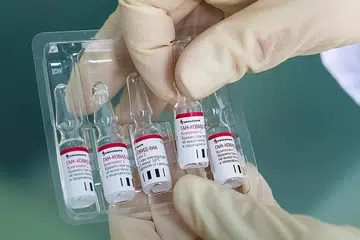 PENAWAR VIRUS: Seorang kakitangan menunjukkan sebotol kecil vaksin "Gam-COVID-Vac" bagi koronavirus yang sedang dibangunkan di loji farmaseutikal Binnopharm, yang merupakan sebahagian daripada Kumpulan Alium yang dimiliki oleh perbadanan kewangan Sistema, di Zelenograd berdekatan Moscow. - Foto REUTERS