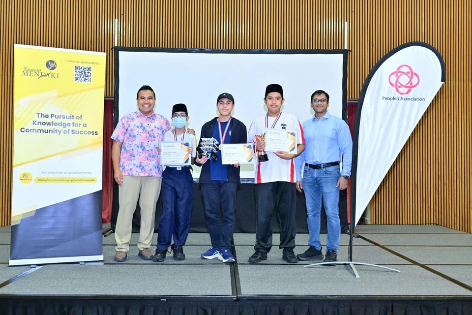 Pasukan daripada Madrasah Aljunied Al-Islamiah, yang terdiri daripada Shafiq Syafee Mirza Mazdi (dua dari kiri), Abdul Qoyyum Mustaqim Ade Candra (tengah) dan Muhammad Ehsaan Sulaiman (dua dari kanan), muncul juara bagi program ‘Robot Wars’ yang diadakan di Kelab Masyarakat Pasir Ris Elias pada 14 September. Bersama mereka ialah Anggota Parlimen (AP) GRC Pasir Ris-Changi, Encik Sharael Taha (kiri) dan Profesor Madya di Pilar Pembangunan Produk Kejuruteraan di Universiti Teknologi dan Reka Bentuk Singapura (SUTD), Dr Mohan Rajesh Elara.