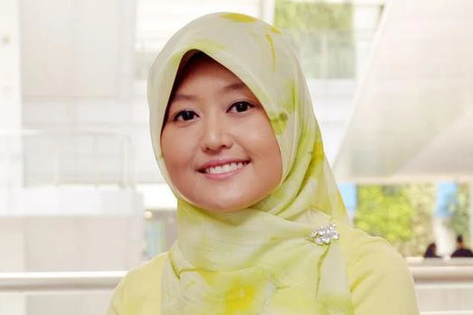 "Saya faham mungkin ada wanita yang memilih mahu mendidik dan menjaga anak sendiri. Tidak ada betul atau salah. Setiap keputusan harus dinilai dengan melihat kesannya terhadap keluarga. Berdasarkan realiti kehidupan masa kini, ada keperluan wanita keluar bekerja. Sekiranya pendapatan keluarga itu lebih, kehidupan keluarga itu lebih selesa. Wanita bekerja bukan sahaja meningkatkan keadaan ekonomi keluarga, bahkan mengekalkan daya saing, terus relevan, dan menyumbang kepada ekonomi negara. Keputusan ini tidak mudah, namun terdapat beberapa saluran mendapatkan nasihat dan dapatkan kerja sesuai. Wanita itu perlu mengambil langkah pertama. Dengan bantuan, diharap lebih ramai terbuka keluar bekerja." - Anggota Parlimen GRC Jurong, Cik Rahayu Mahzam.