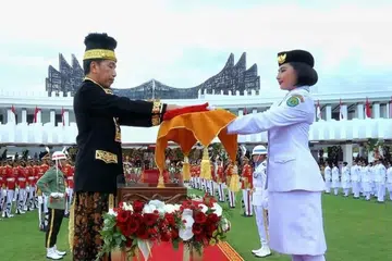 Presiden Joko ‘Jokowi’ Widodo semasa upacara menaikkan bendera sempena sambutan Hari Kemerdekaan Indonesia yang ke-79 di Istana Presiden di ibu negara masa depan Nusantara, di Sepaku, Penajam Paser Utara, Kalimantan Timur.