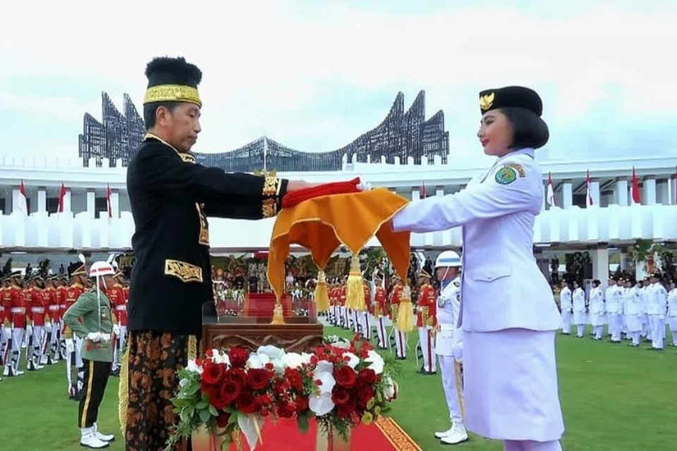 Presiden Joko ‘Jokowi’ Widodo semasa upacara menaikkan bendera sempena sambutan Hari Kemerdekaan Indonesia yang ke-79 di Istana Presiden di ibu negara masa depan Nusantara, di Sepaku, Penajam Paser Utara, Kalimantan Timur.