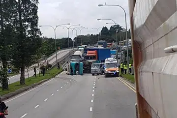 NAHAS JALAN RAYA: Lori jongket yang tergelincir dan terbalik menyebabkan kesesakan lalu lintas di Turf Club Avenue pada 30 Jun 2018.
