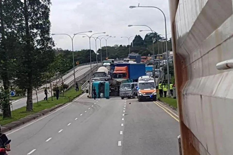 NAHAS JALAN RAYA: Lori jongket yang tergelincir dan terbalik menyebabkan kesesakan lalu lintas di Turf Club Avenue pada 30 Jun 2018.