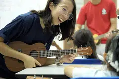 Presiden The Resonance Project (TRP), Cik Janie Chia Lee Xuan (kiri), berkata, sesi muzik bersama TRP memberi ruang kepada warga emas atau kanak-kanak mengekspresikan perasaan dan kegembiraan mereka. 