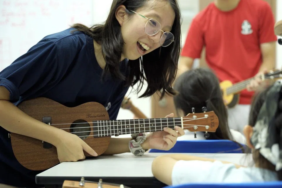 Presiden The Resonance Project (TRP), Cik Janie Chia Lee Xuan (kiri), berkata, sesi muzik bersama TRP memberi ruang kepada warga emas atau kanak-kanak mengekspresikan perasaan dan kegembiraan mereka. 
