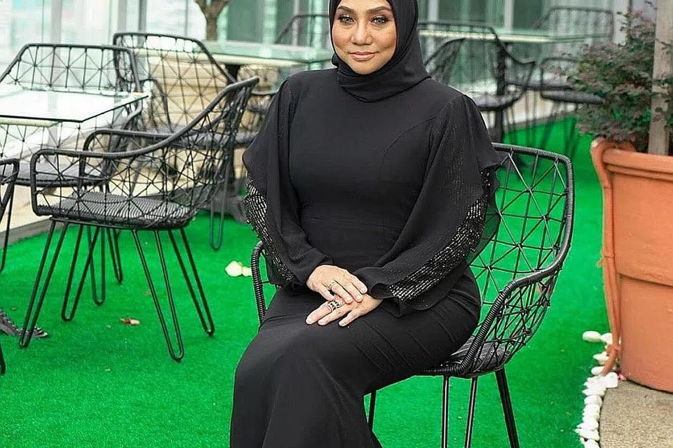 BUAT PERSIAPAN: Sejak beberapa minggu ini, Noraniza telah menjalani latihan intensif meliputi bimbingan vokal dan kecergasan stamina di ambang konsert pertama GV7 Ahad ini. - Foto NEON PIXEL