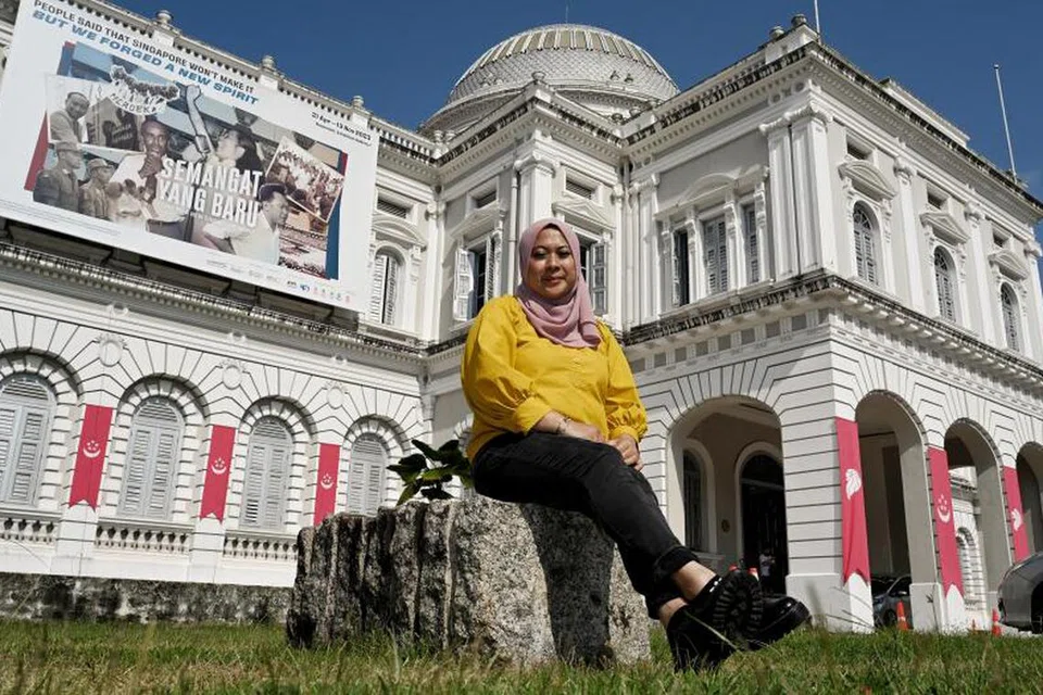 HARGAI SEJARAH: Zizi Azah Abdul Majid yang tertarik pada warisan negara dan bangsa menghasilkan skrip penceritaan seni pemetaan unjuran pada permukaan bangunan Muzium Negara yang menggambarkan kekayaan warisan Singapura dalam jangkauan masa 700 tahun.