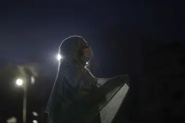 Seorang ibu sedang berdoa penuh khusyuk (gambar hiasan)