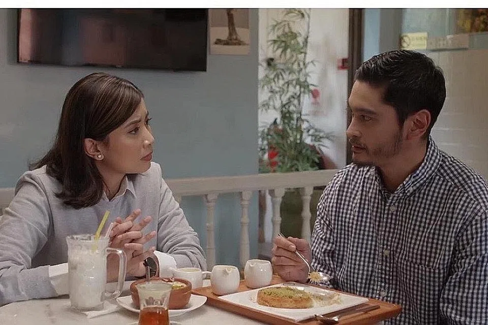 BERMAIN DENGAN EMOSI: Dalam telefilem 'Papi' tentang perjuangan seorang bapa tiri, Reuben, sebagai jejaka keturunan Belanda-Indonesia, Erik Jannsen (kanan), bergelut dengan perasaan serba salah apabila anak-anak tirinya menjadi rebutan bapa kandung mereka setelah si ibu meninggal dunia. Shenty membawa watak sebagai rakan kerja Erik, Hana, yang memahami gejolak jiwanya. - Foto POETRY IN MOTION