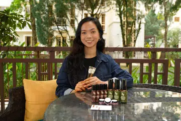 Cik Azzah Atifah Mohd Ramezan mengukir kerjaya menurut minatnya, sebagai seorang artis inai, berbanding mengikut kelulusannya sebagai sarjana muda dalam jurusan seni bina landskap. 