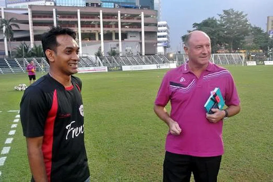 TERUS DIPERTINGKAT: Syed Faiz (kiri) bersama jurulatih, Steve McMahon, menerangkan bahawa kerja peningkatan akan diteruskan untuk menjadikan Stadium Hang Tuah lebih moden. 