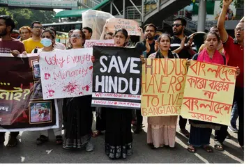 Penganut Hindu menyekat jalan raya semasa mengadakan bantahan terhadap keganasan ke atas  mereka pada 10 Ogos  Dhaka. 