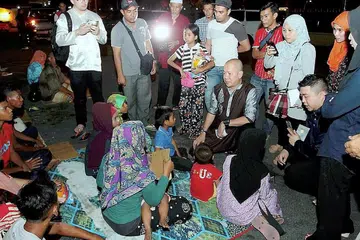 HATI MURNI: Datuk Seri Sunny Ung (duduk, dua dari kanan) menarik banyak perhatian disebabkan usaha beliau membantu anak yatim dan orang tiada tempat tinggal, terutamanya semasa Ramadan. - Foto STPB