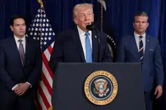 Presiden Amerika Syarikat, Encik Donald Trump, berucap sementara Setiausaha Negara, Encik Marco Rubio, dan Setiausaha Pertahanan, Encik Pete Hegseth, memerhati semasa sidang media susulan serangan Amerika Syarikat ke atas Venezuela yang menyaksikan penahanan Presiden Encik Nicolás Maduro dan isterinya, Cik Cilia Flores, dari kelab Mar-a-Lago milik Trump di Palm Beach, Florida, Amerika Syarikat, pada 3 Januari 2026.