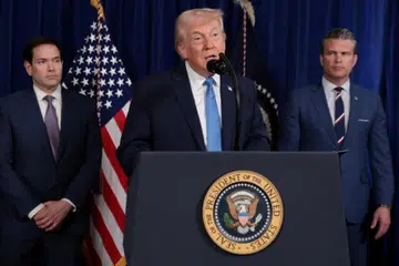 Presiden Amerika Syarikat, Encik Donald Trump, berucap sementara Setiausaha Negara, Encik Marco Rubio, dan Setiausaha Pertahanan, Encik Pete Hegseth, memerhati semasa sidang media susulan serangan Amerika Syarikat ke atas Venezuela yang menyaksikan penahanan Presiden Encik Nicolás Maduro dan isterinya, Cik Cilia Flores, dari kelab Mar-a-Lago milik Trump di Palm Beach, Florida, Amerika Syarikat, pada 3 Januari 2026.