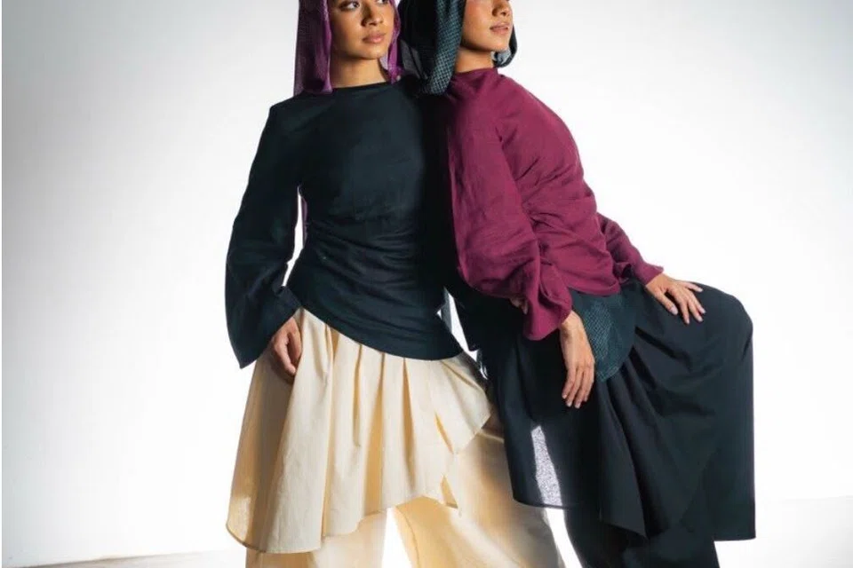 Rekaan seluar seakan skirt daripada MaySixteen menampilkan potongan lebar dan berlapis yang menghasilkan rekaan pakaian yang besar, sambil kekal praktikal dan mudah digayakan.
