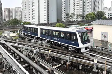 Kededua kereta api buatan syarikat, Mitsubishi Heavy Industries, dari Jepun ini adalah antara 25 kereta api dua gerabak baru yang dibawa oleh pihak berkuasa untuk menampung permintaan penumpang yang kian meningkat di Sengkang dan Punggol.