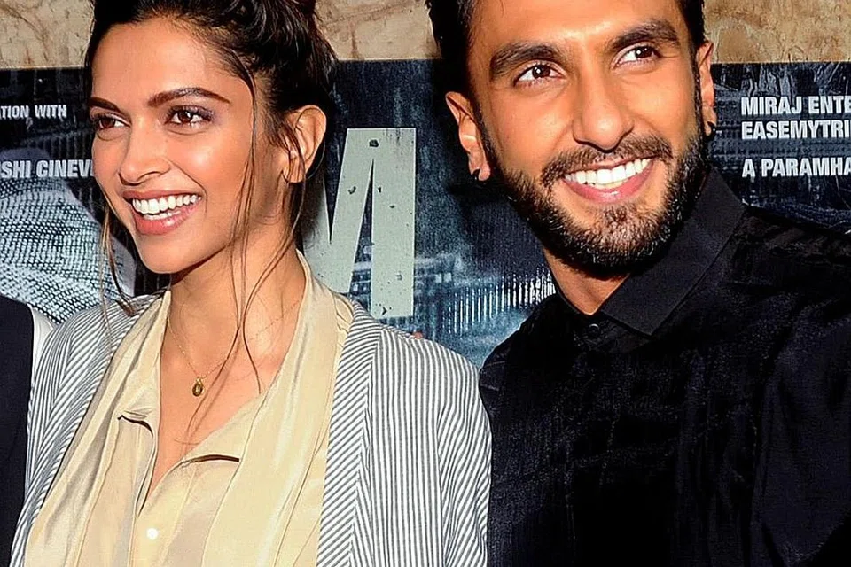 BAKAL BERKAHWIN: Pasangan pelakon Bollywood Deepika Padukone dan Ranveer Singh bakal berkahwin dalam majlis penuh gemilang November ini di beberapa lokasi. - Foto fail AFP
