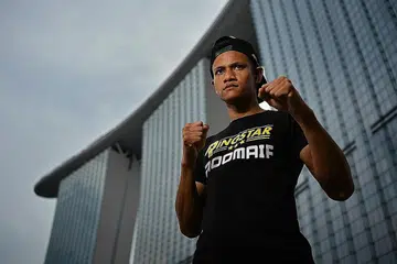 TERUS BERTARUNG: Pertarungan antara jaguh tinju profesional Singapura, Muhamad Ridhwan Ahmad dan petinju Namibia, Paulus Ambunda akan diteruskan pada 29 Mac ini. - Foto fail