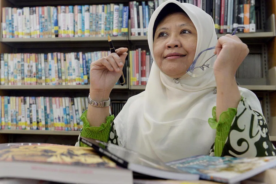 KREATIF: Penulis cerpen Cik Wan Jumaiah Mohd Jubri, penulis cerpen Bazar.
