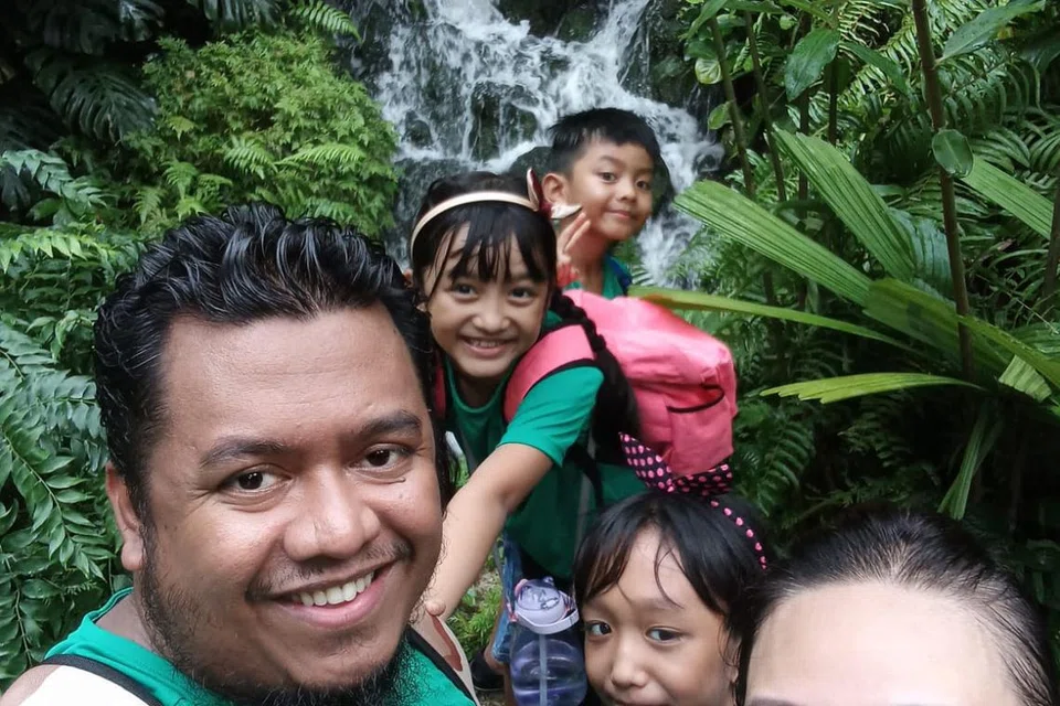 Encik Muhammad Rhyme Othman (kiri) bersama isterinya Cik Anisah Xia (kanan), dan anak-anak mereka di belakang, Nur Qamarina Muhammad Rhyme (dua dari kanan) , Nur Syarafina Muhammad Rhyme dan Muhammad Rayan Muhammad Rhyme (belakang sekali) sambil beriadah di Botanic Gardens.
