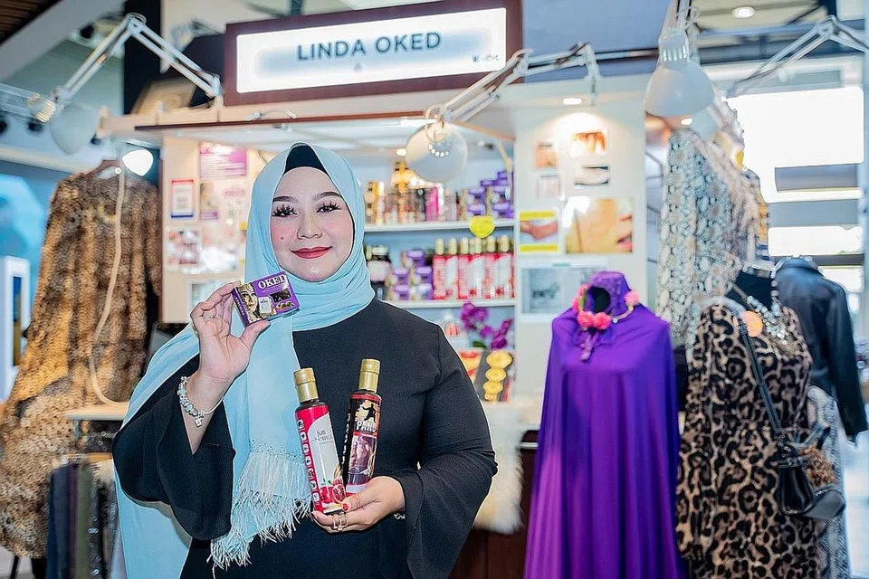 CIPTA SABUN SENDIRI: Cik Linda Oked mampu mengilang sabun organik dengan jenama Oked dan turut menghasilkan produk kesihatan, Jus Semok dan Jus Panglima, untuk lelaki dan wanita. Semua produk ini dihasilkan dan diformulasikan oleh beliau sendiri. - Foto BH oleh NUR DIYANA TAHA