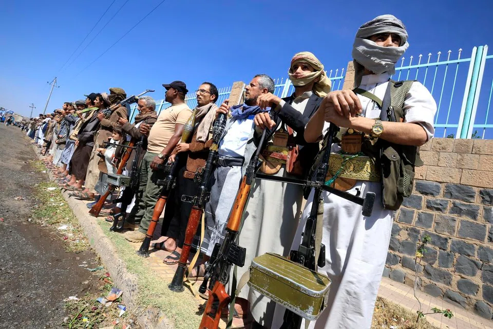 Anggota Houthi berhimpun sambil membawa senjata dalam kempen mengerahkan lebih ramai pejuang di Sanaa, Yaman, pada 7 Oktober 2026. Pertempuran semakin memuncak selepas Houthi melancarkan serangan ke atas dua lapangan terbang Arab Saudi yang mengorbankan tiga orang dan mencederakan 36 yang lain, mendorong gabungan pimpinan Arab Saudi menyerang 82 sasaran Houthi.