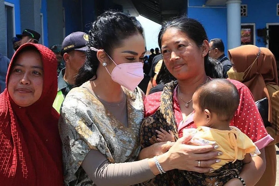 MENDEKATI KAUM IBU: Sebagai wakil rakyat di Malang Raya, Kris Dayanti mengendalikan program mendekati keluarga meliputi ehwal wanita dan kanak-kanak.