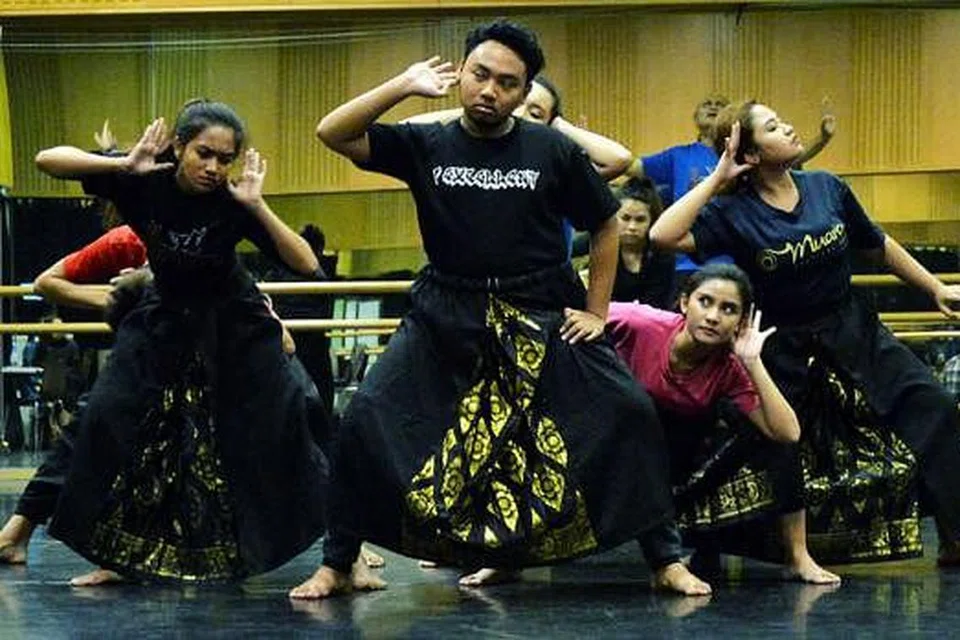 TARIAN KREATIF: Kumpulan tarian Politeknik Republic (RP) Dharma Endari sedang berlatih salah satu tarian yang memberi gambaran kreatif terhadap salah satu daripada lima pancaindera pada acara Chaya - Sinar dan Menyinari nanti. - Foto KHALID BABA