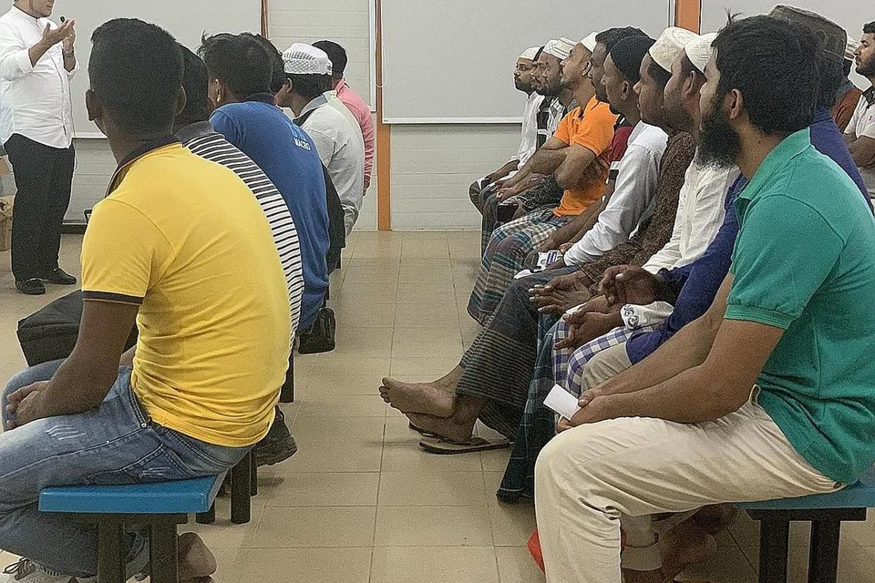 TERIMA BIMBINGAN: Peserta bengkel mendengar perkongsian pendakwah setempat yang juga relawan RRG, Ustaz Mustazah Bahari (berdiri), berkenaan topik pengganasan dan keradikalan.