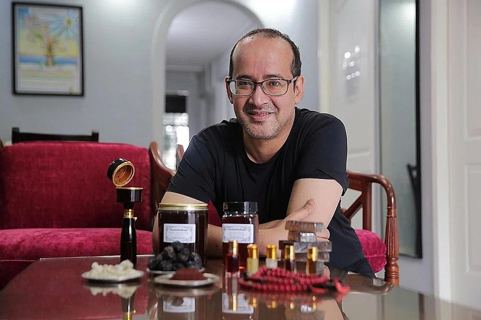 BERDIKARI: Syed Abdul Rashid menjual pelbagai barangan seperti madu, minyak atar dan minyak wangi yang diimport dari negara Timur Tengah untuk sara hidupnya dan juga ibunya yang sudah berusia 79 tahun. - Foto BH oleh GIN TAY