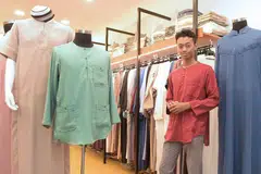'SIMPLE' DAN MENARIK: Inilah antara jubah dan kurta berlengan panjang dan pendek yang menjadi pilihan popular ramai lelaki yang digayakan penulis. Ia memang amat sesuai dan selesa dipakai. - Foto BH oleh LIM SIN THAI