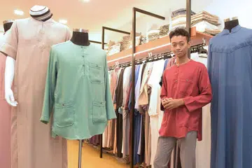 'SIMPLE' DAN MENARIK: Inilah antara jubah dan kurta berlengan panjang dan pendek yang menjadi pilihan popular ramai lelaki yang digayakan penulis. Ia memang amat sesuai dan selesa dipakai. - Foto BH oleh LIM SIN THAI